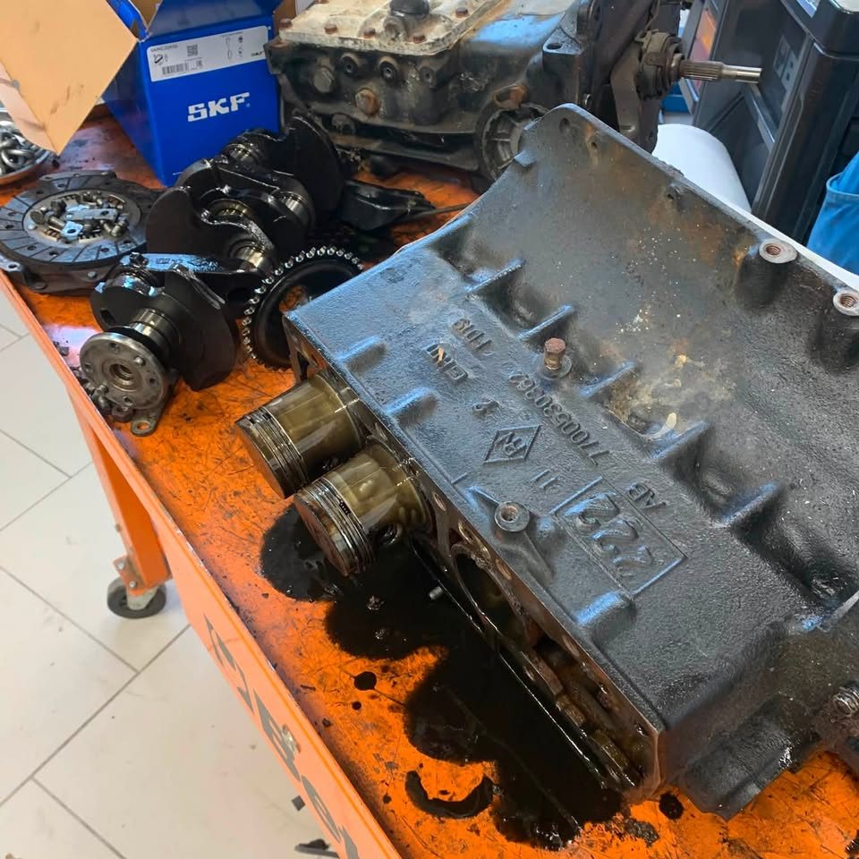 Bloc moteur déposé sur un établi orange