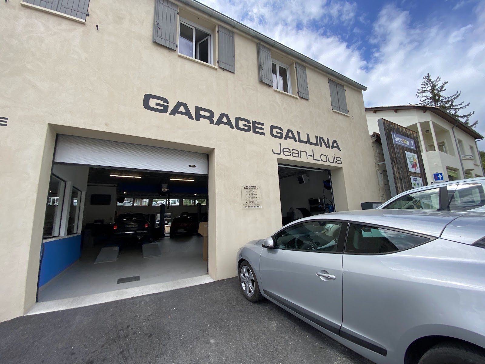 Façade du Garage Gallina Jean-Louis à Forcalquier, avec les portes de l'atelier ouvertes