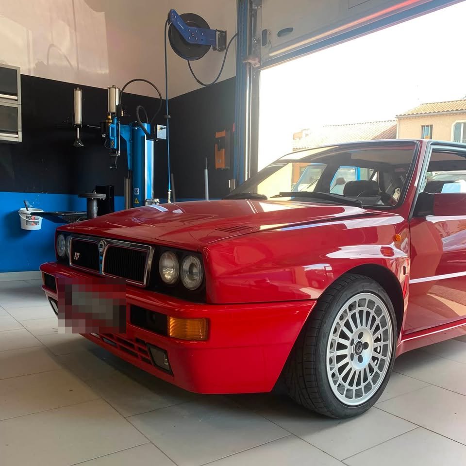 Lancia Delta Integrale rouge dans l'atelier du garage