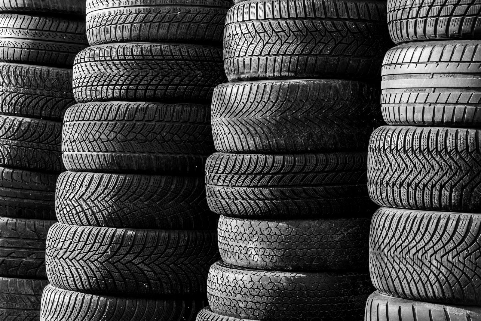 Pile de pneus en noir et blanc