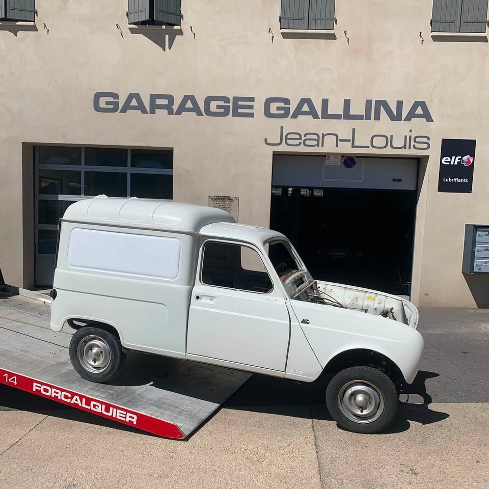Renault 4 fourgonnette blanche devant la façade du garage