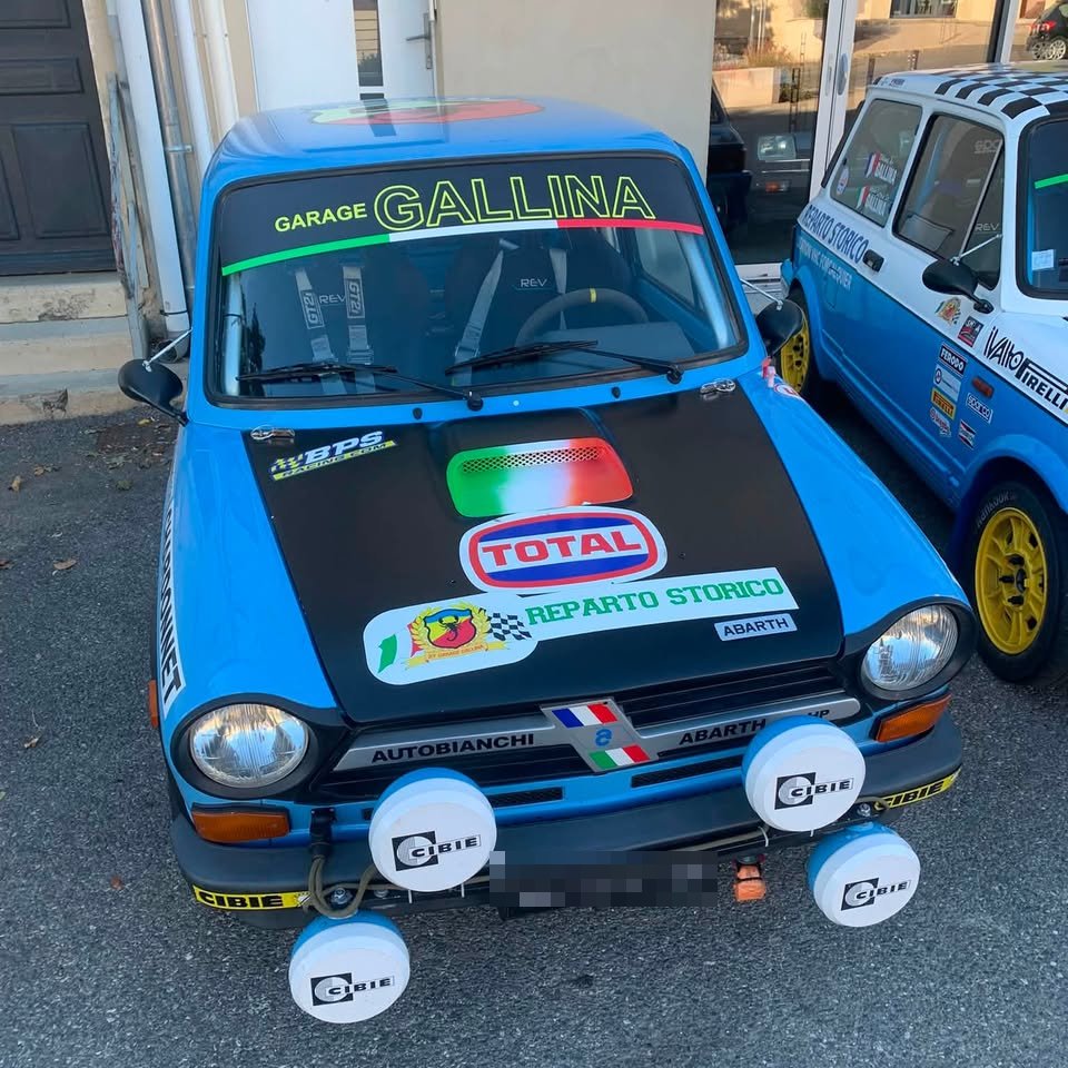 Autobianchi A112 Abarth de rallye aux couleurs du garage, capot Total et Reparto Storico
