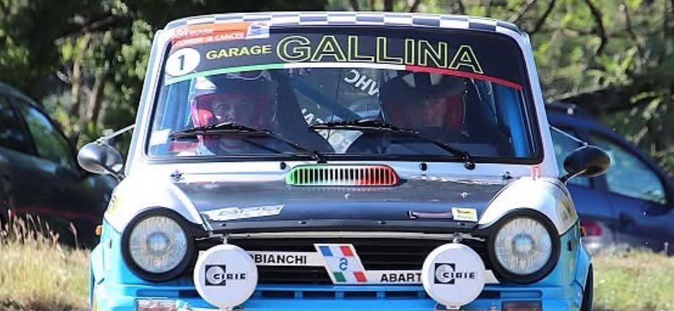 Autobianchi A112 de rallye, pare-brise floqué Garage Gallina, vue de face sur route