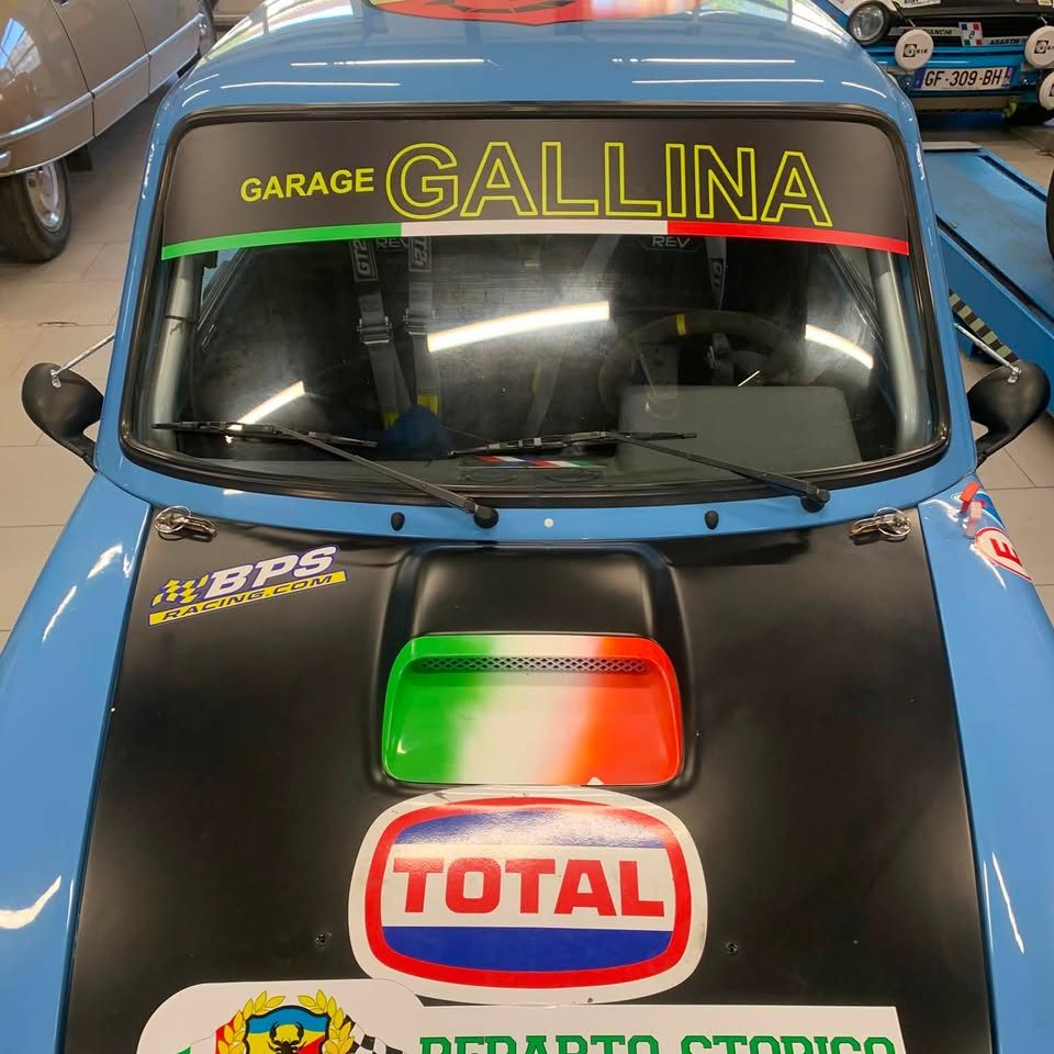 Capot d'une voiture de rallye historique, décor Total et tricolore italien